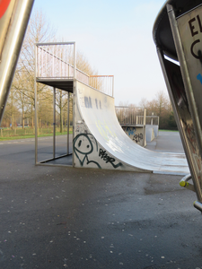 848142 Afbeelding van een deel van het sport- en skateparkje bij Aan het Lint, aan de rand van het Máximapark bij ...